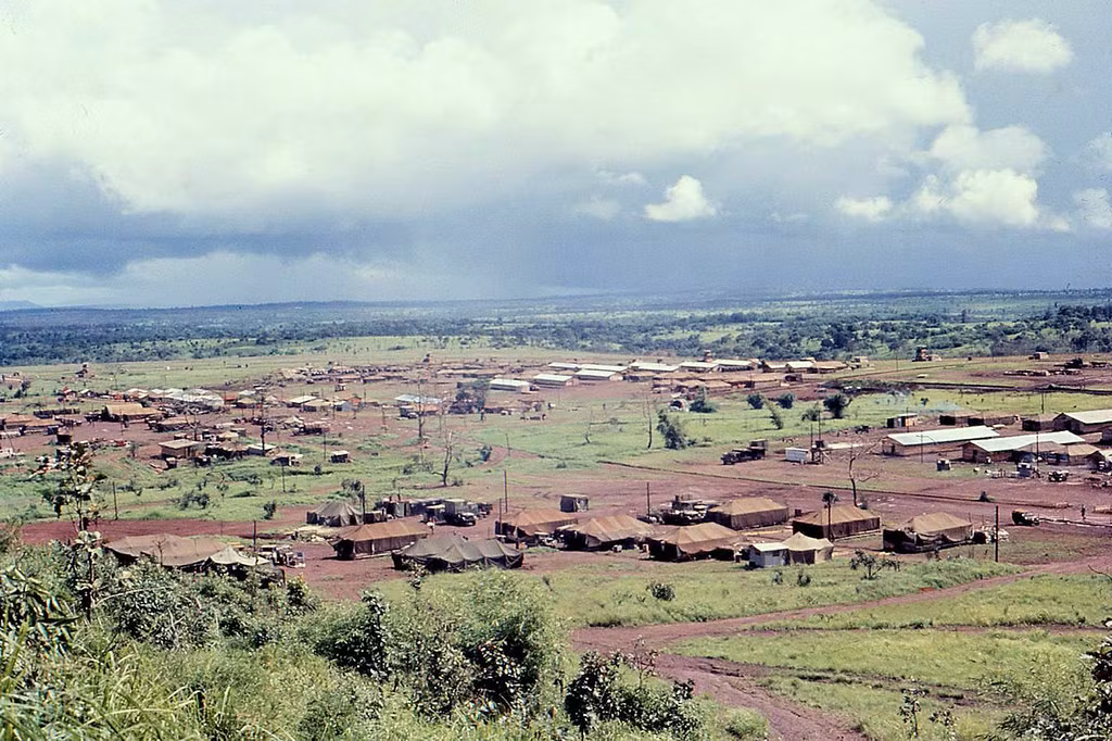 Toàn cảnh khu căn cứ nhìn từ một triền đồi gần đó.