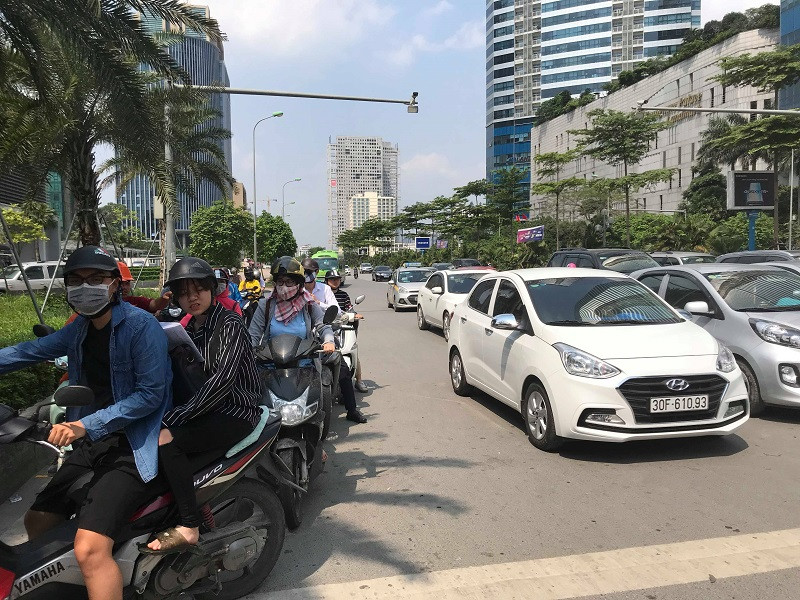 Ha Noi: Nguoi tham gia giao thong quay cuong trong nang nong