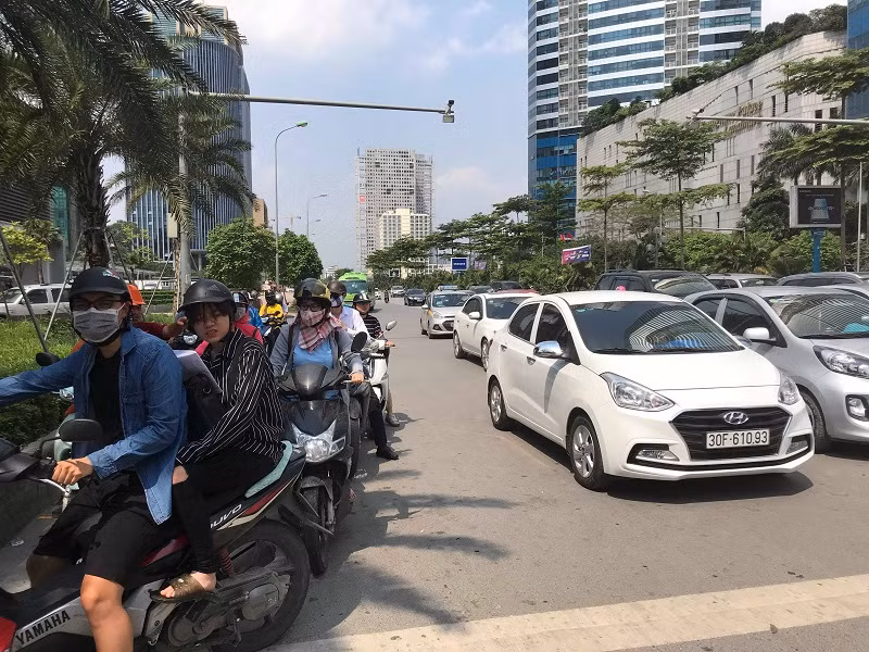 Ha Noi: Nguoi tham gia giao thong quay cuong trong nang nong