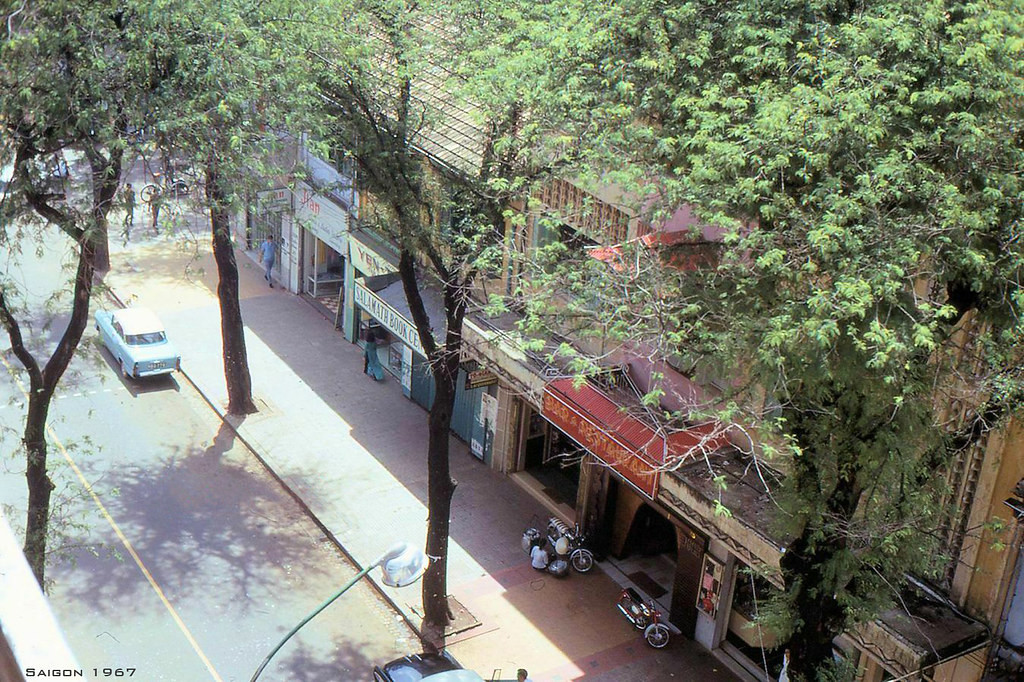 Dãy cửa hàng trên đường Tự Do nhìn từ trên cao.