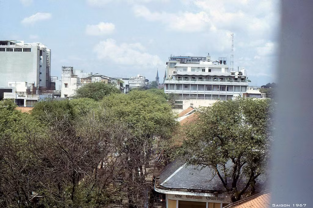 Đường Tự Do (nay là đường Đồng Khởi) rợp bóng cây nhìn từ ban công một khách sạn trên đường Tự Do.