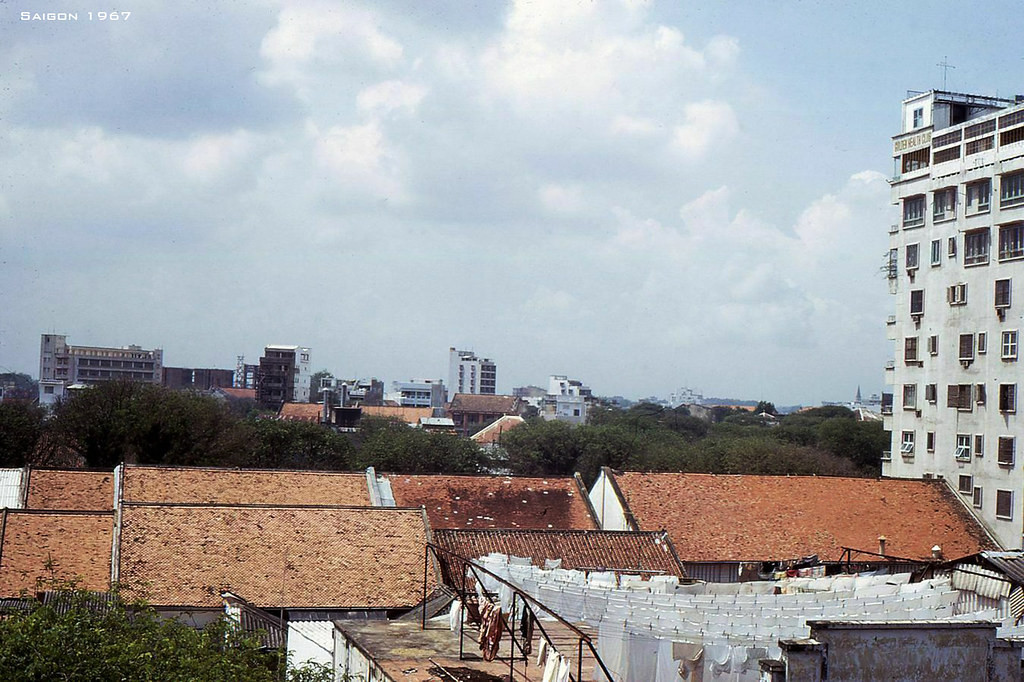 Mái ngói đỏ tươi của các tòa nhà trung tâm Sài Gòn 1967 nhìn từ trên cao.