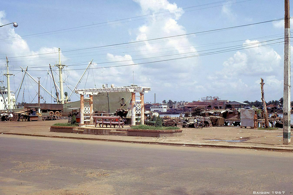 Từ bến Bạch Đằng nhìn ra sông Sài Gòn.