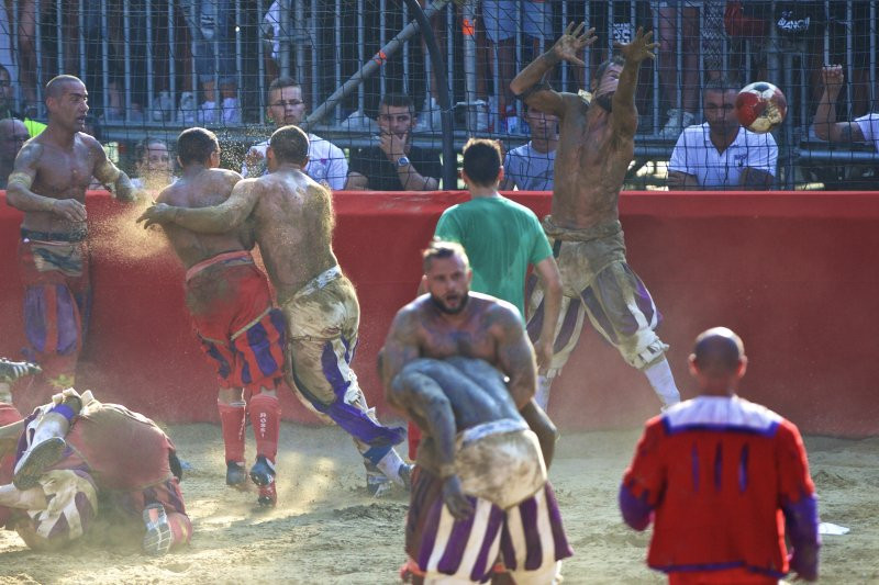 Thậm chí, Harpastum không hề có quy định về việc làm thế nào để giành bóng hay xử phạt những hành vi phạm lỗi.