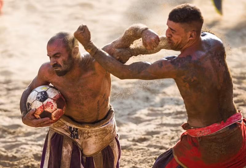 Ngày nay, những trận thi đấu Harpastum đã được tái dựng như một cách lưu giữ văn hóa La Mã cổ, với những quy định chặt chẽ để không xảy ra những chuyện đáng tiếc.