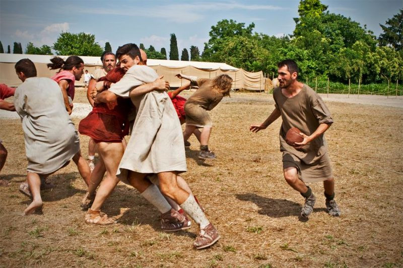 Trong một trận Harpastum, cầu thủ hai bên sẽ cố gắng bắt lấy quả bóng và chạy trốn khỏi sự truy đuổi của đối phương và ghi điểm tại phần sân bên kia.