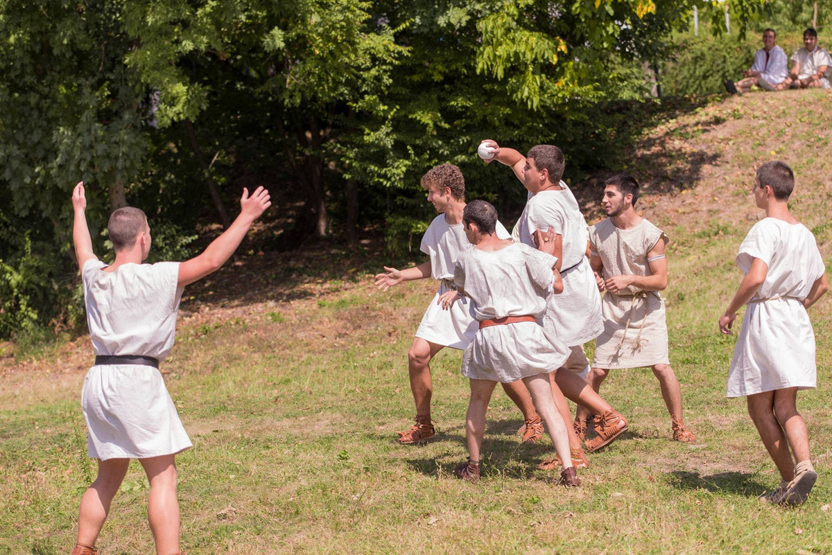 Về tổng quan, Harpastum là môn thể thao khá đơn giản, được chơi với một quả bóng nhỏ, cứng cùng tên.