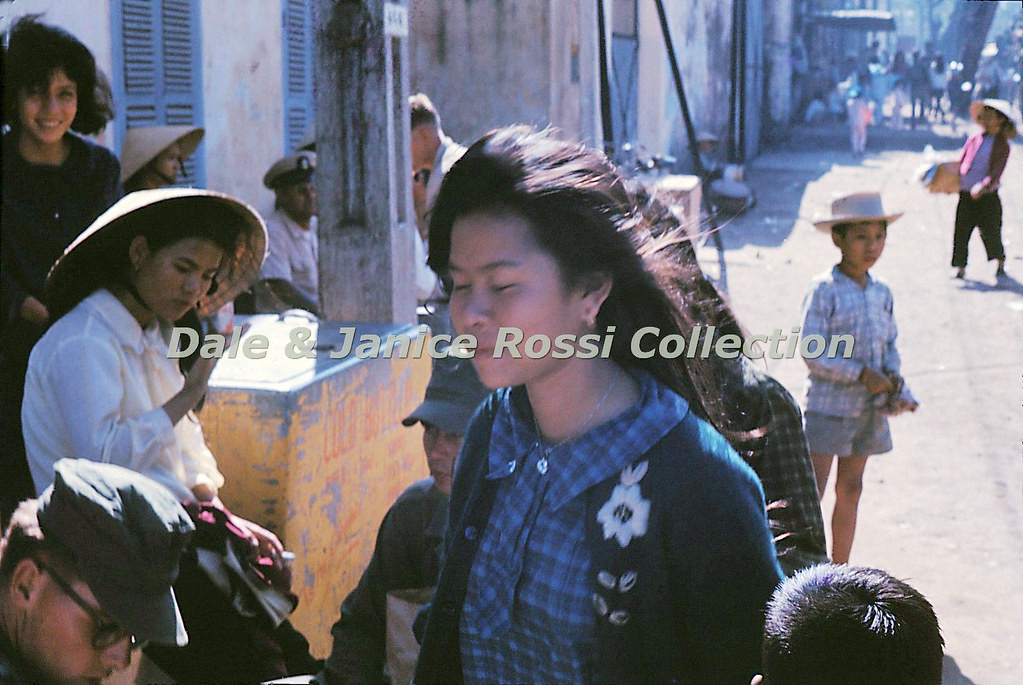 Một thiếu nữ lọt vào ống kính máy ảnh.