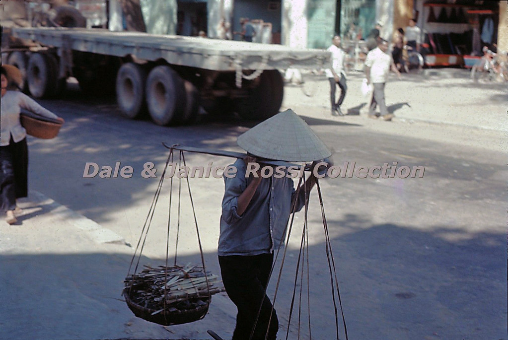 Gánh hàng mía đi ngang qua đường.