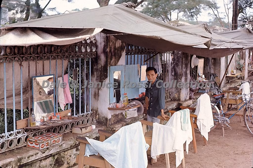 Tiệm cắt tóc vỉa hè Đà Nẵng năm 1966.