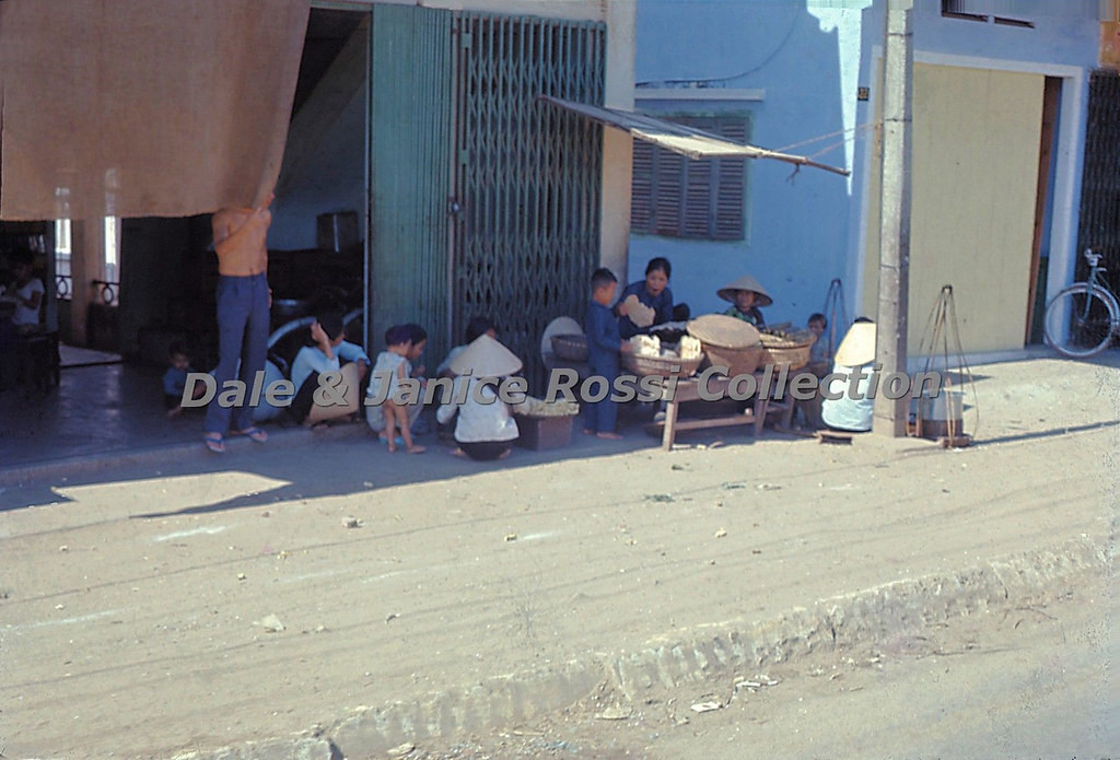 Các hàng quà vặt ở một góc phố.