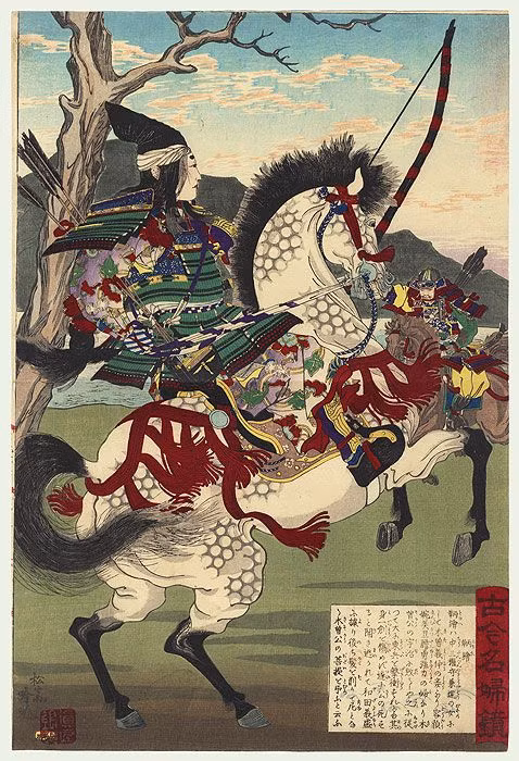 Trước khi samurai là một đẳng cấp được chính thức hóa trong Thời Kì Edo (1603-1868), một số phụ nữ được huấn luyện cách sử dụng giáo và dao găm và được coi là ngang hàng với các võ sĩ nam giới. Tomoe Gozen là một phụ nữ như vậy.