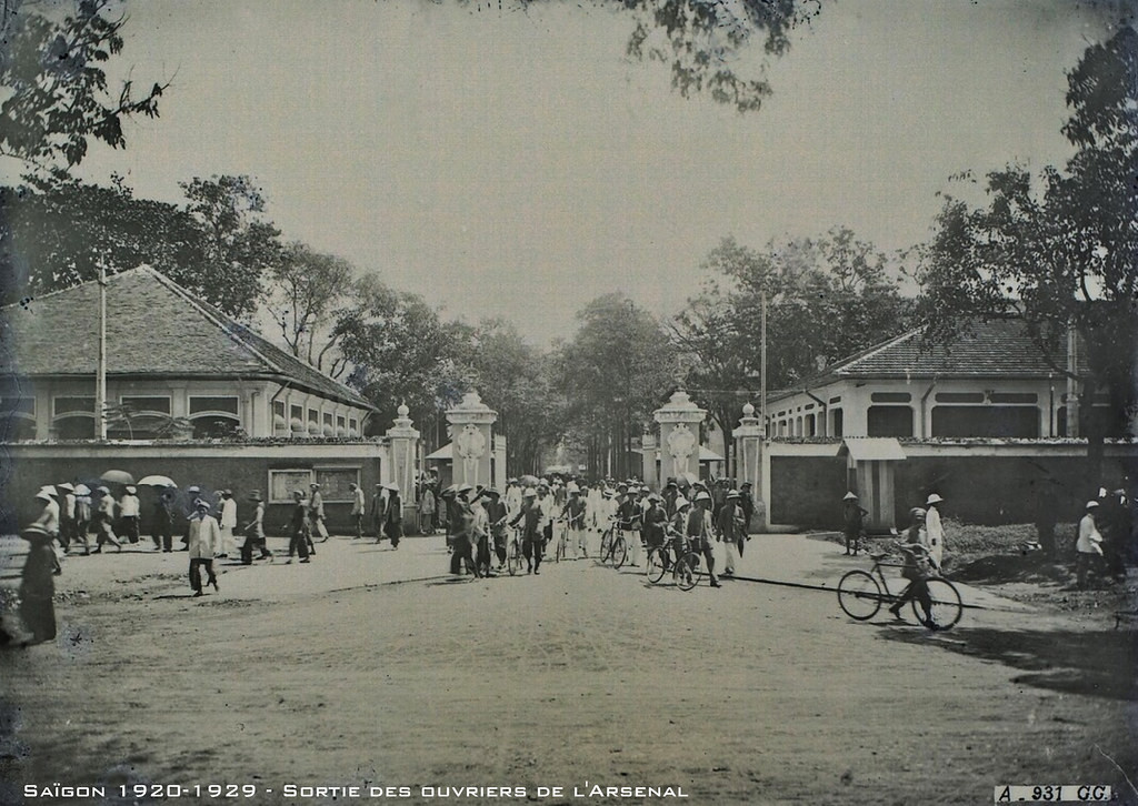 Công nhân xưởng Ba Son tan ca, thập niên 1920.