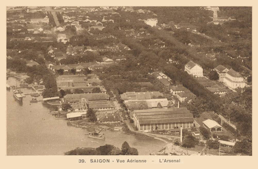 Toàn cảnh khu xưởng Ba Son bên sông Sài Gòn đầu thế kỷ 20.