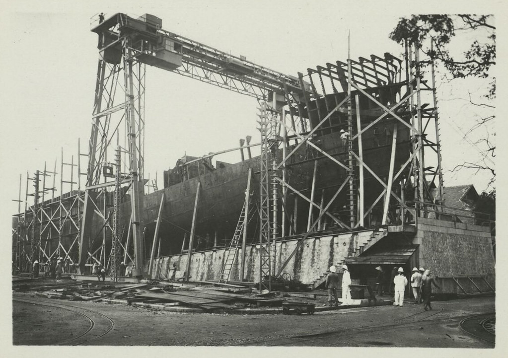 Tàu hàng Albert Saraut đang được đóng tại xưởng Ba Son.