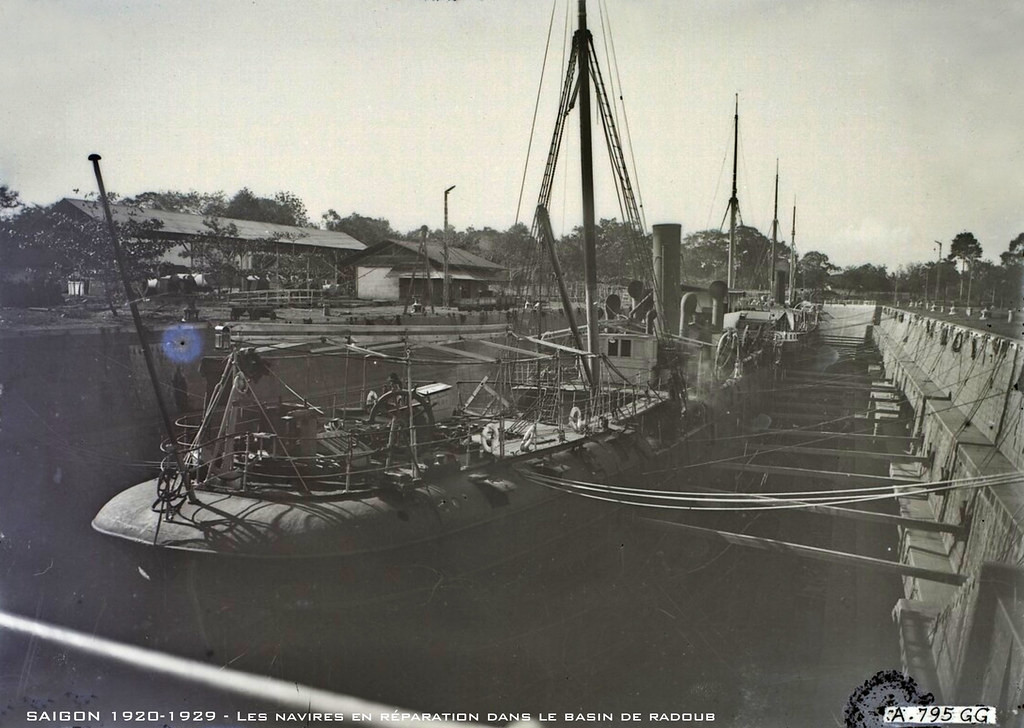 Tàu đang được sửa chữa trong ụ tàu.