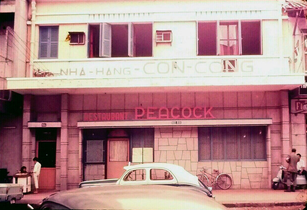 Nhà hàng Peacock - Con Công, ở số 60-62 đường Nguyễn Văn Thinh.