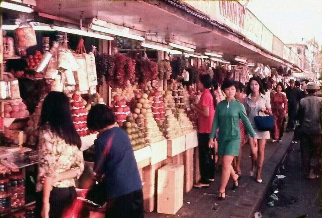 Khu bán hoa quả mặt ngoài chợ Bến Thành, đường Lê Thánh Tôn.