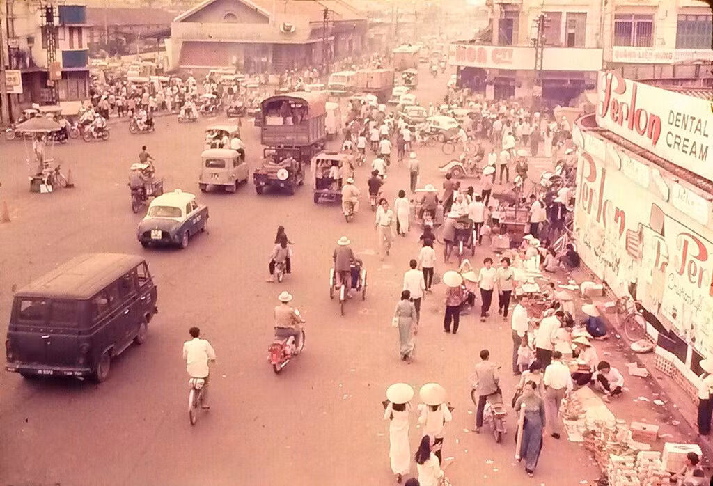 Khung cảnh nhộn nhịp phía ngoài chợ Bến Thành nhìn từ trên cầu vượt.