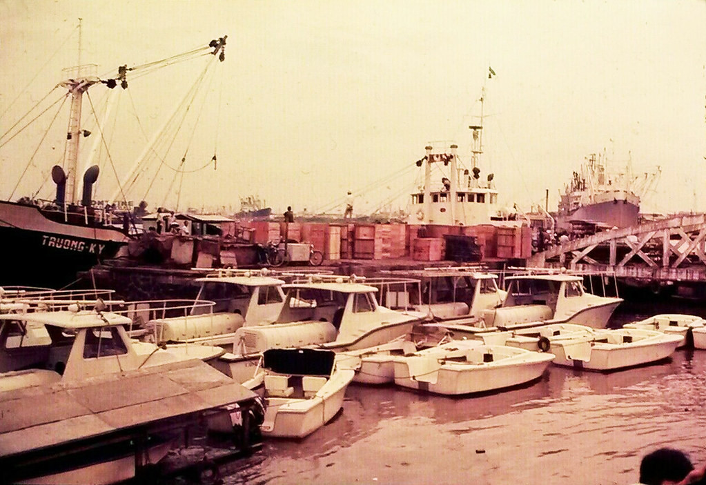  Tàu thuyền san sát ở cảng Sài Gòn.