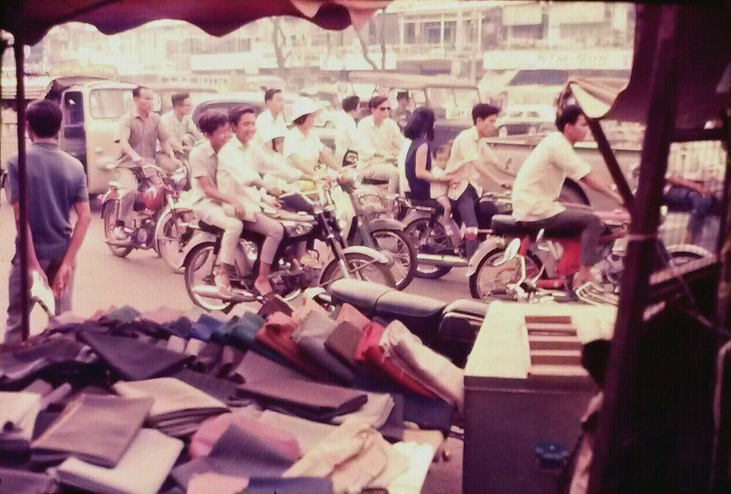 Đại lộ Lê Lợi nhìn từ ngã tư Lê Lợi - Công Lý (nay là Nam Kỳ Khởi Nghĩa).