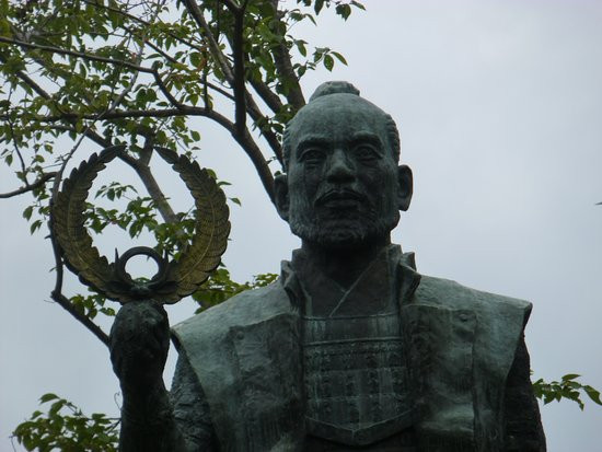 Năm 1600, Ieyasu đánh bại Đội quân phía Tây trong trận Sekigahara, từ đó nắm quyền thống trị Nhật Bản. Năm 1603, Thiên hoàng Go-Yozei (vốn không có thực quyền) trao cho Ieyasu tước hiệu shogun, mở ra thời ký Mạc phủ Tokugawa. Nhật Bản được thống nhất dưới tay Ieyasu.