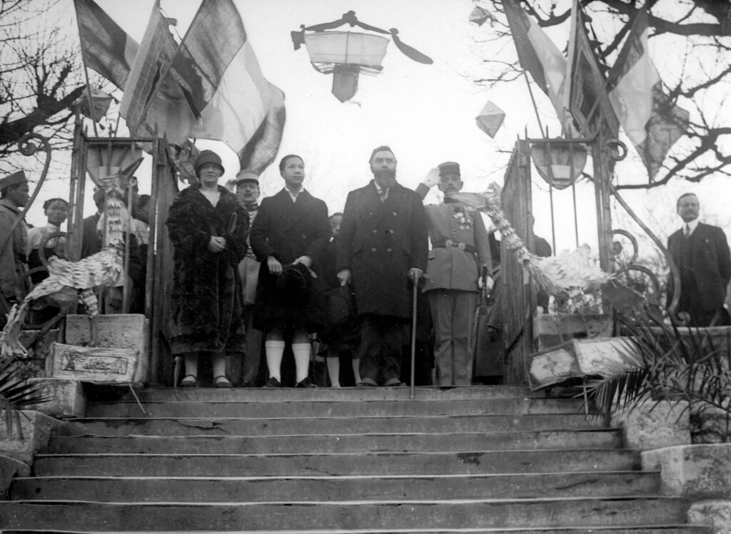 Vua Bảo Đại đứng cùng ông bà quan Toàn quyền trên bậc thềm Hội quán tại lễ khánh thành.