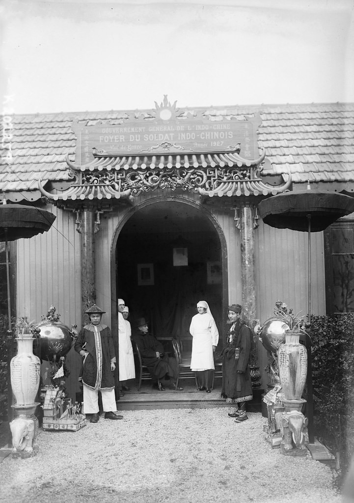 Cánh cổng kiểu Á Đông của tòa nhà Hội quán.