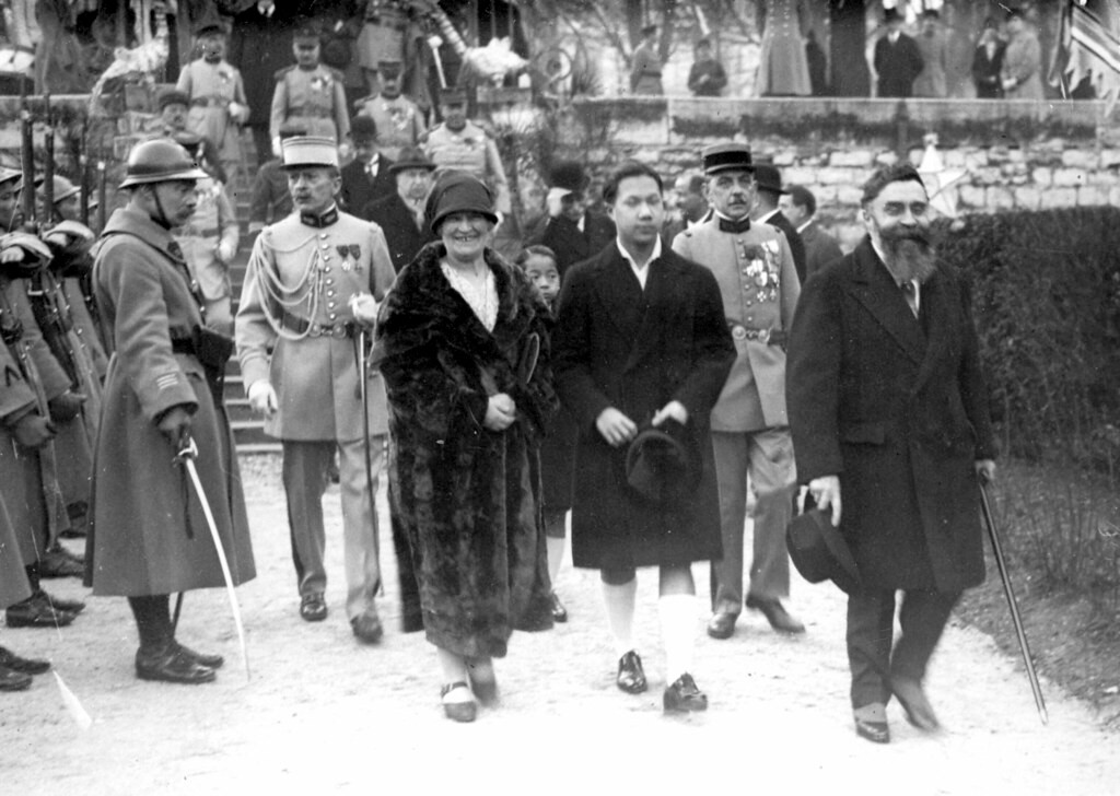 Bảo Đại và vợ chồng Varenne di chuyển trong khuôn viên Hội quán.