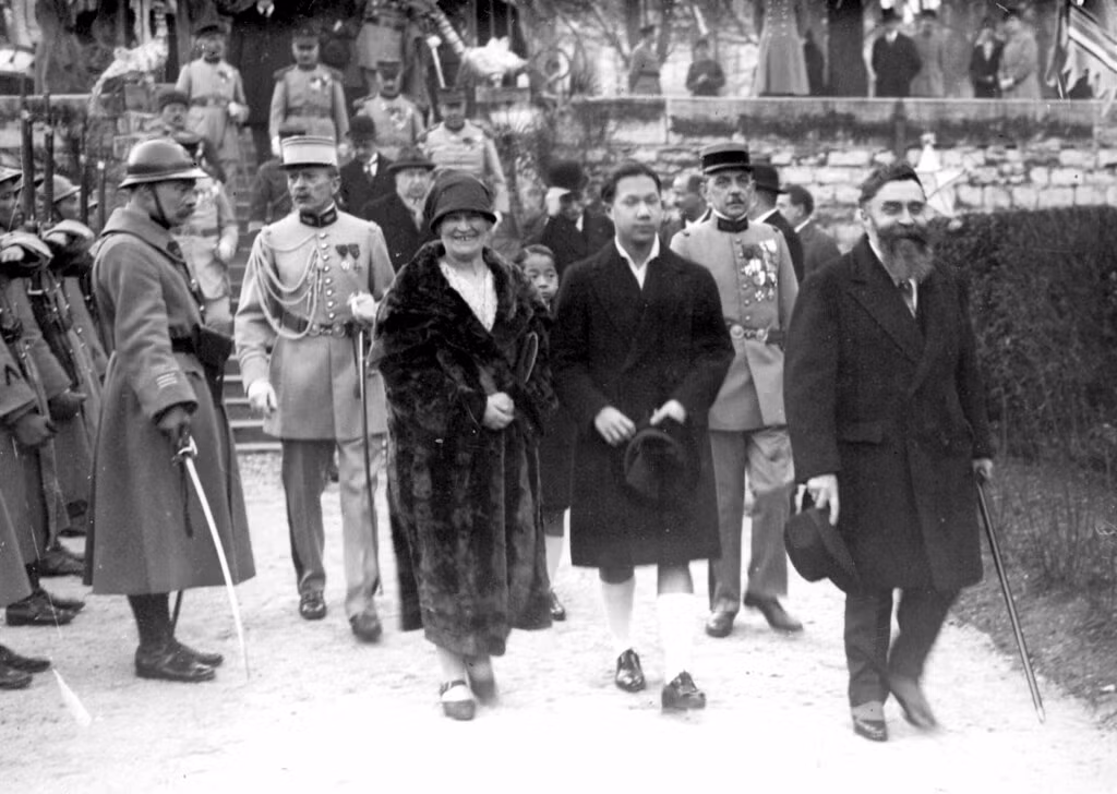 Bảo Đại và vợ chồng Varenne di chuyển trong khuôn viên Hội quán.