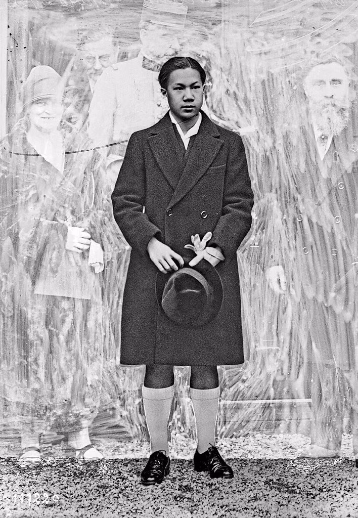 Vua Bảo Đại trong lễ khánh thành, hai bên là ông bà Alexandre Varenne, Toàn quyền Đông Dương. Hình ảnh được chủ ý bôi mờ để làm nổi bật vua Bảo Đại.