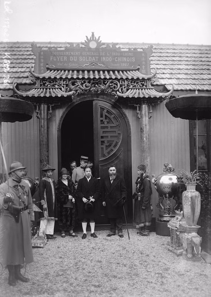 Vua Bảo Đại (14 tuổi, đang học tại Pháp đến) đứng giữa vợ chồng quan Toàn quyền Varene trong lễ khánh thành Hội quán, 9/3/1927.