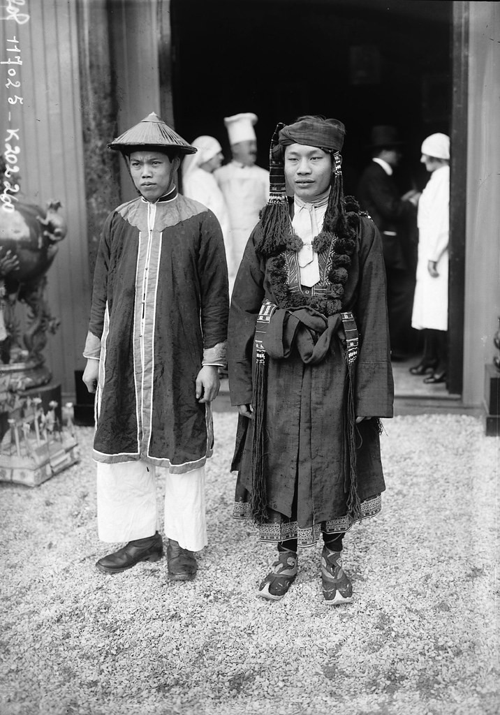 Hai người mặc trang phục truyền thống của xứ Đông Dương trong lễ khánh thành.