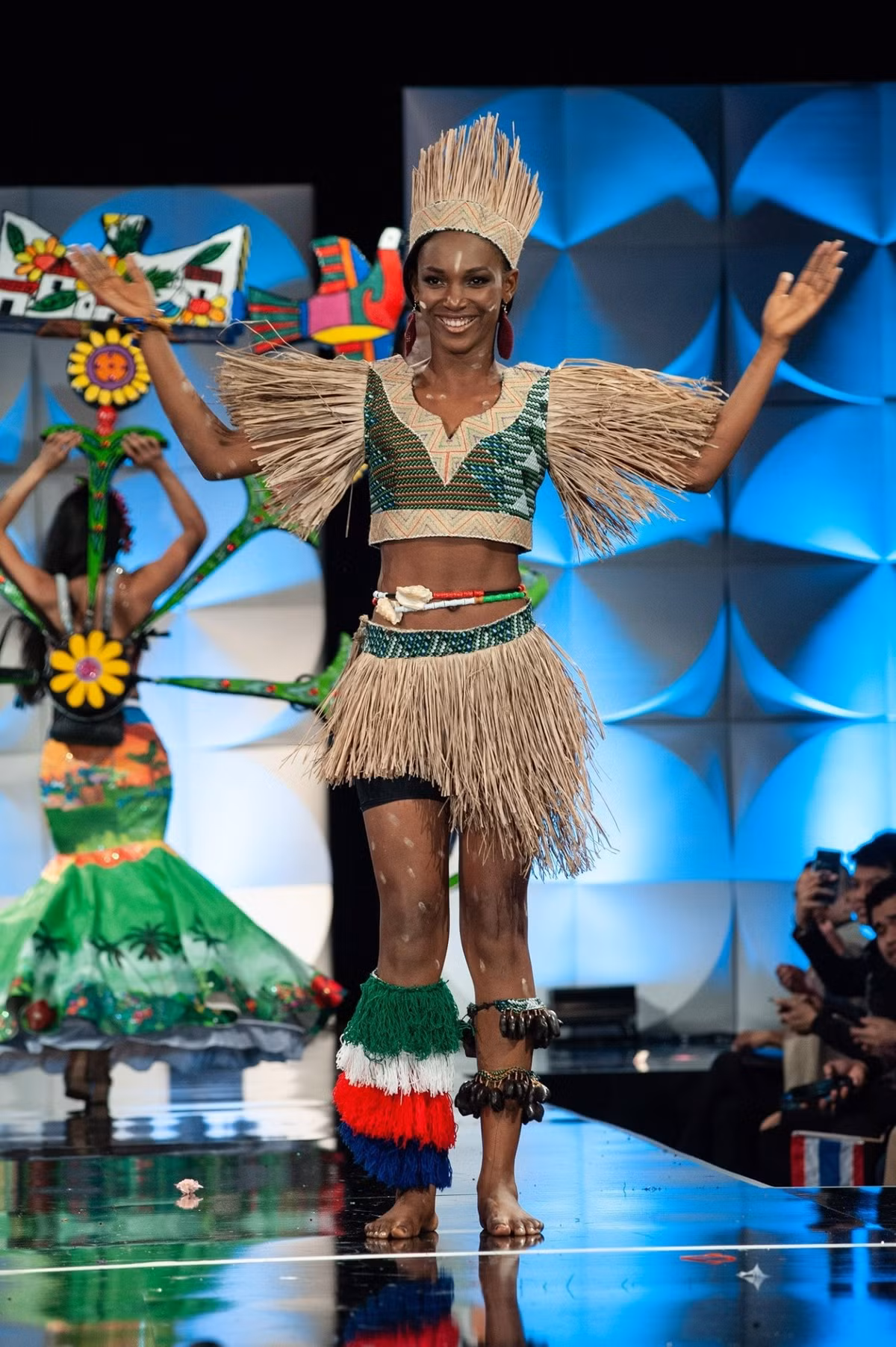 Bi hai chuyen thi sinh hoa hau bi bo doi, an boc-Hinh-5