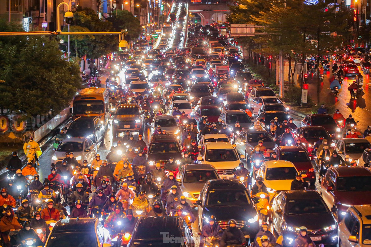 Đường Trường Chinh, "điểm nóng" giao thông cũng chịu cảnh tương tự.