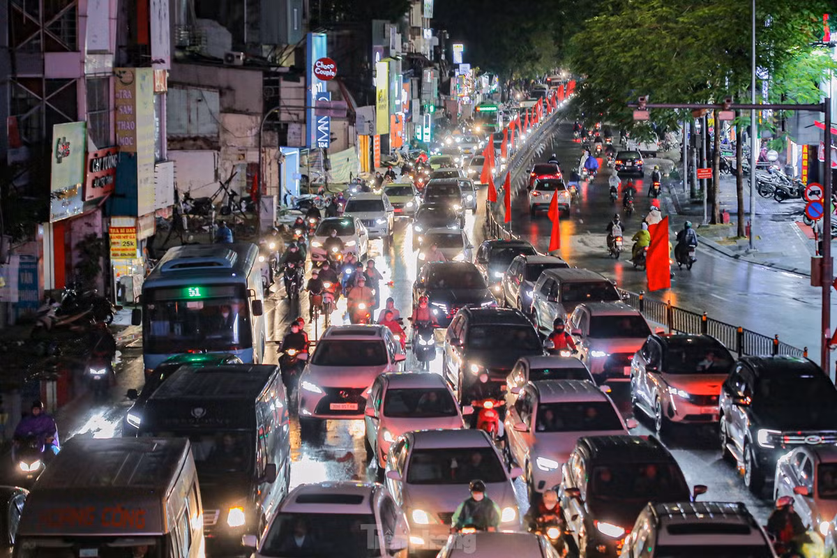 Hình ảnh tại phố Chùa Bộc ken đặc các phương tiện.