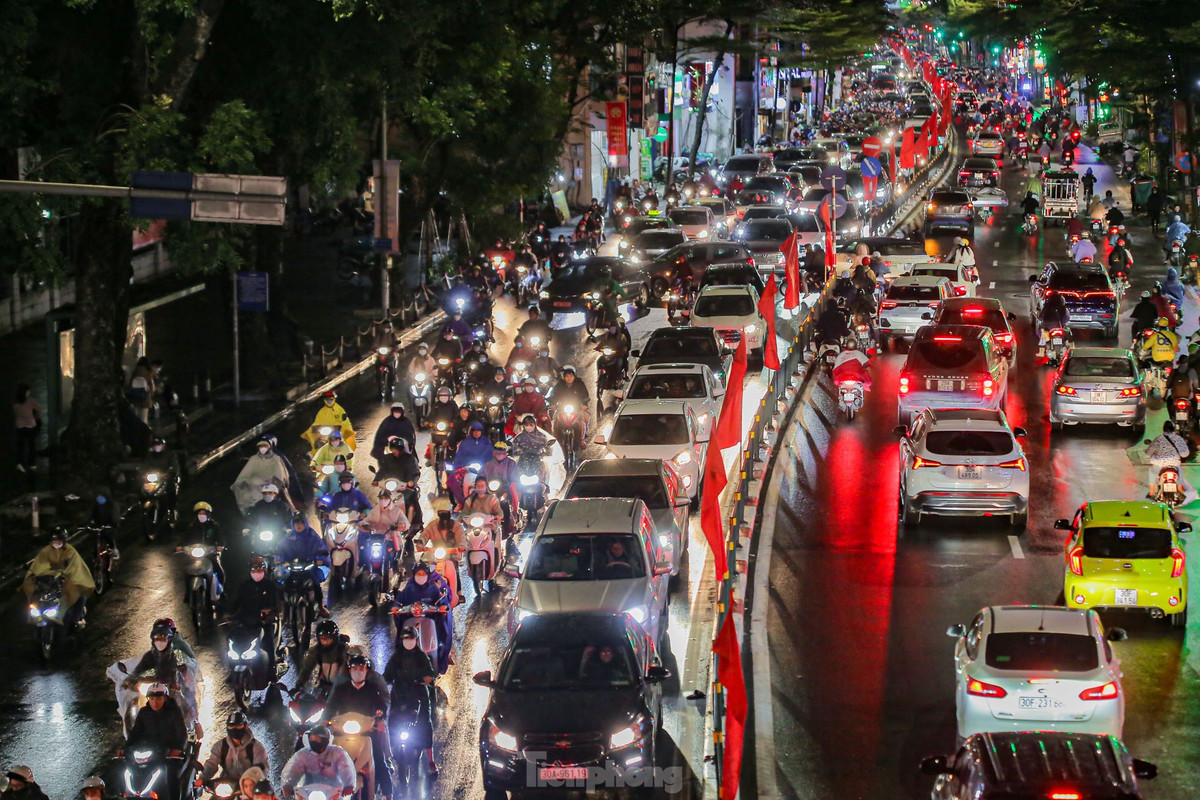 Đến 19h, tình trạng ùn ứ vẫn diễn ra trên các tuyến đường trên.