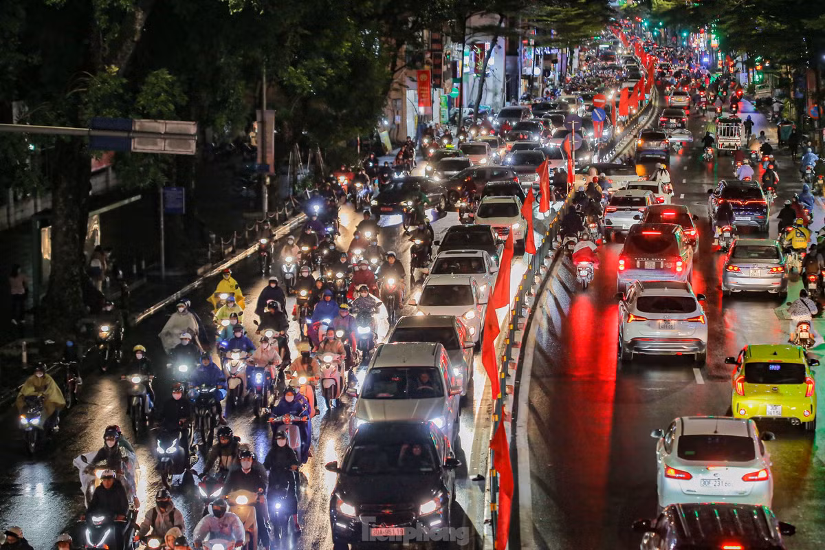 Đến 19h, tình trạng ùn ứ vẫn diễn ra trên các tuyến đường trên.