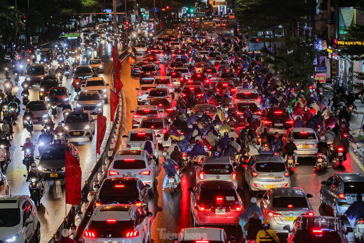 Cảnh ùn tắc kéo dài trên tuyến phố Tây Sơn hướng về phía Nam Hà Nội.