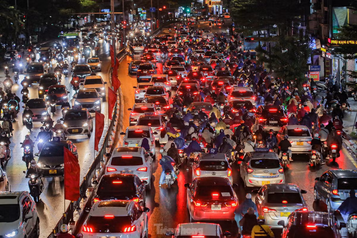 Cảnh ùn tắc kéo dài trên tuyến phố Tây Sơn hướng về phía Nam Hà Nội.