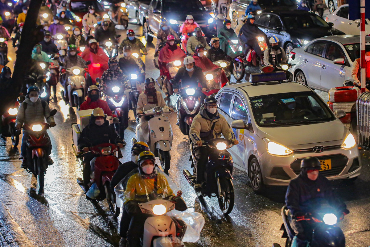 Các phương tiện chỉ có thể nhích từng bước.