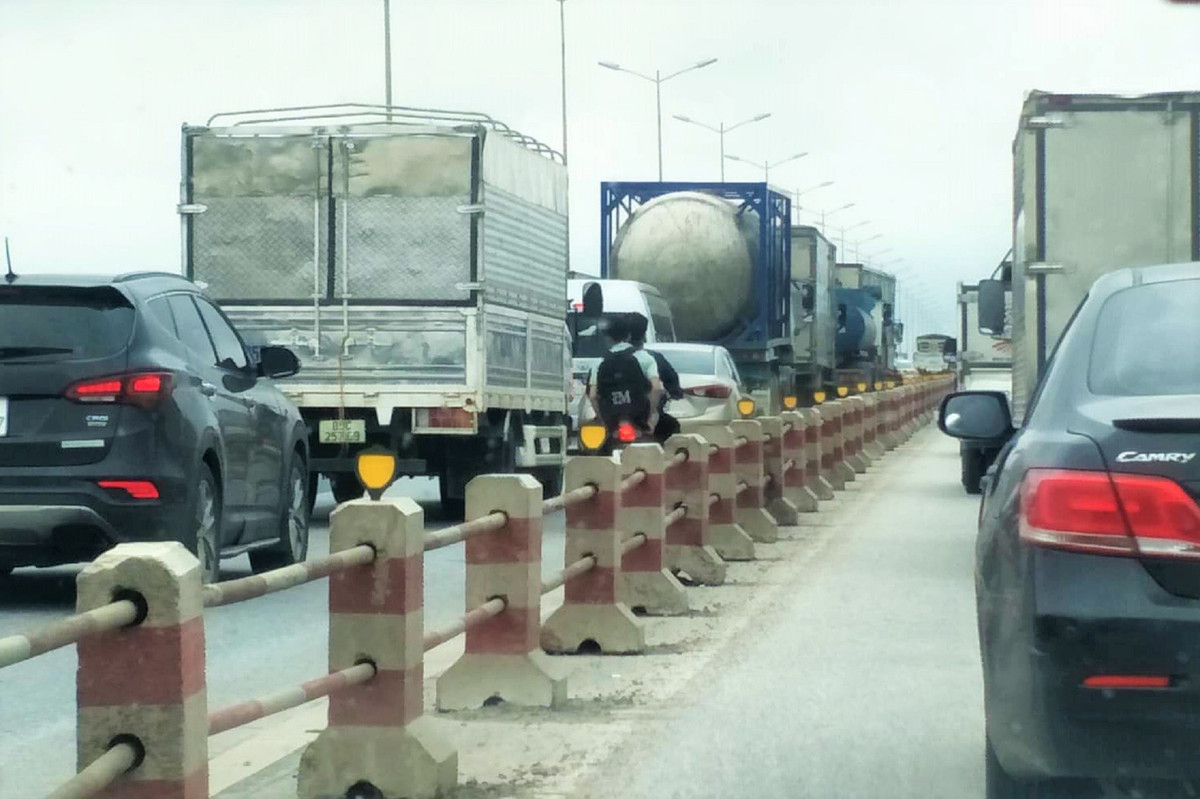 3 o to dam nhau tren cau Thanh Tri, dong phuong tien ‘ket cung’-Hinh-3