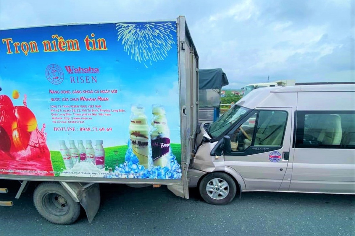 3 o to dam nhau tren cau Thanh Tri, dong phuong tien ‘ket cung’-Hinh-2