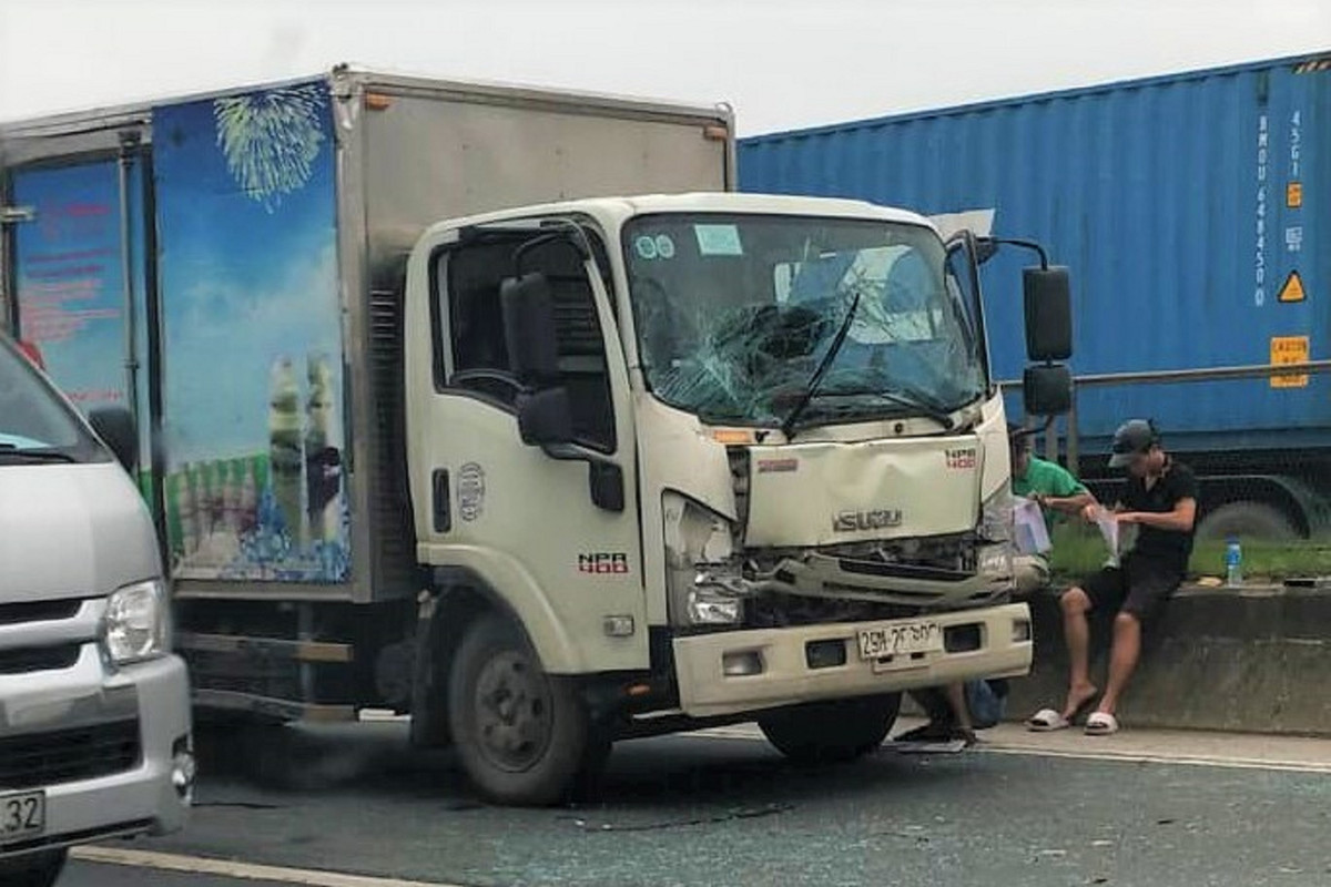 3 o to dam nhau tren cau Thanh Tri, dong phuong tien ‘ket cung’