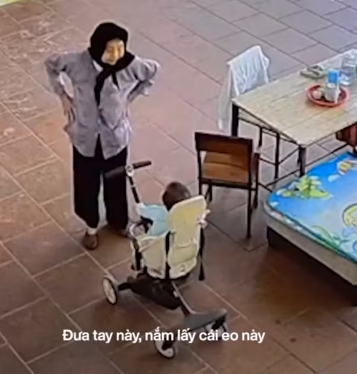 Clip khoảnh khắc cụ bà múa hát bài thiếu nhi cùng các cháu - Hình 3 Clip khoanh khac cu ba mua hat bai thieu nhi cung cac chau-Hinh-3