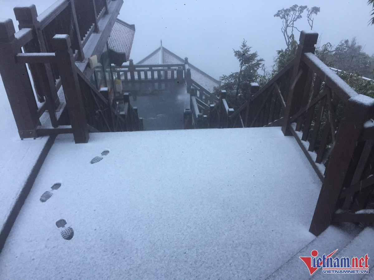 Mua tuyet roi day tren dinh Fansipan-Hinh-2