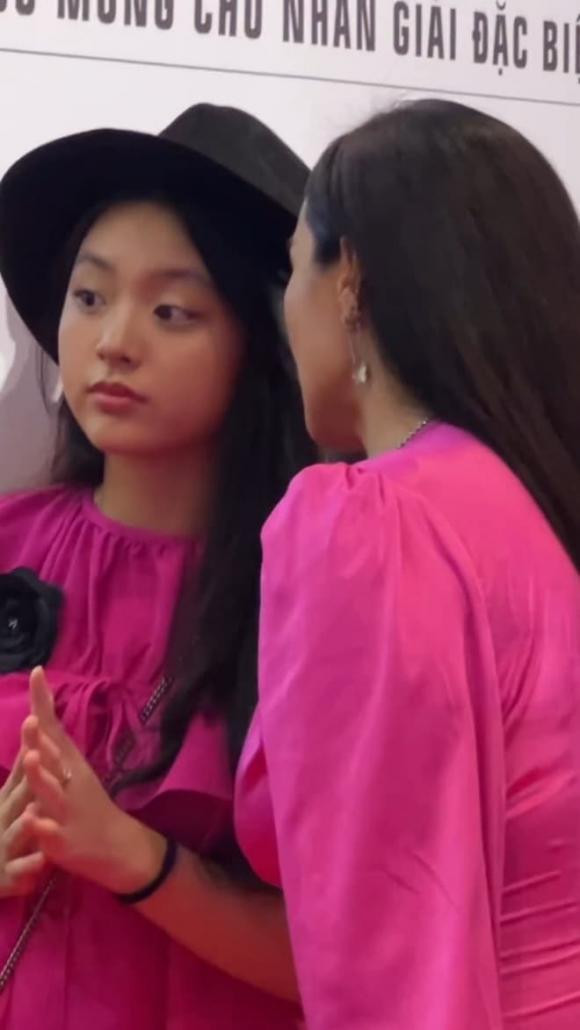 Be Suti nha Thuy Hanh gay an tuong voi ve ngoai don tim o tuoi 15