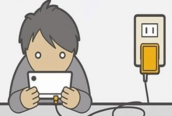 - Điểm thứ ba là sạc cáp dữ liệu ban đầu, nhiều người không mang theo bộ sạc, khi điện thoại di động của chúng ta hết điện, chúng ta sẽ mượn cáp dữ liệu để sạc điện thoại di động, mặc dù nó có thể đáp ứng dung lượng pin của điện thoại đủ, nhưng nguồn sạc của mỗi loại điện thoại di động là khác nhau. Nếu chúng ta sử dụng bộ sạc không chính hãng trong thời gian dài sẽ làm giảm tuổi thọ của điện thoại. Suy cho cùng, nguồn sạc của điện thoại di động là khác nhau và thứ chúng ta sử dụng hàng ngày không phải là bộ sạc chính hãng, theo thời gian, bộ sạc sẽ gây ra hàng loạt sự cố nhỏ trong phần cứng của điện thoại di động.