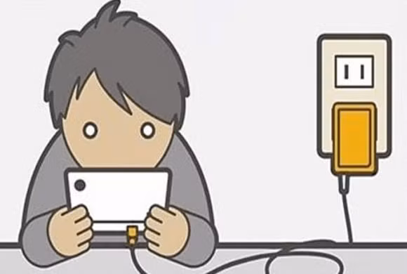 - Điểm thứ ba là sạc cáp dữ liệu ban đầu, nhiều người không mang theo bộ sạc, khi điện thoại di động của chúng ta hết điện, chúng ta sẽ mượn cáp dữ liệu để sạc điện thoại di động, mặc dù nó có thể đáp ứng dung lượng pin của điện thoại đủ, nhưng nguồn sạc của mỗi loại điện thoại di động là khác nhau. Nếu chúng ta sử dụng bộ sạc không chính hãng trong thời gian dài sẽ làm giảm tuổi thọ của điện thoại. Suy cho cùng, nguồn sạc của điện thoại di động là khác nhau và thứ chúng ta sử dụng hàng ngày không phải là bộ sạc chính hãng, theo thời gian, bộ sạc sẽ gây ra hàng loạt sự cố nhỏ trong phần cứng của điện thoại di động.