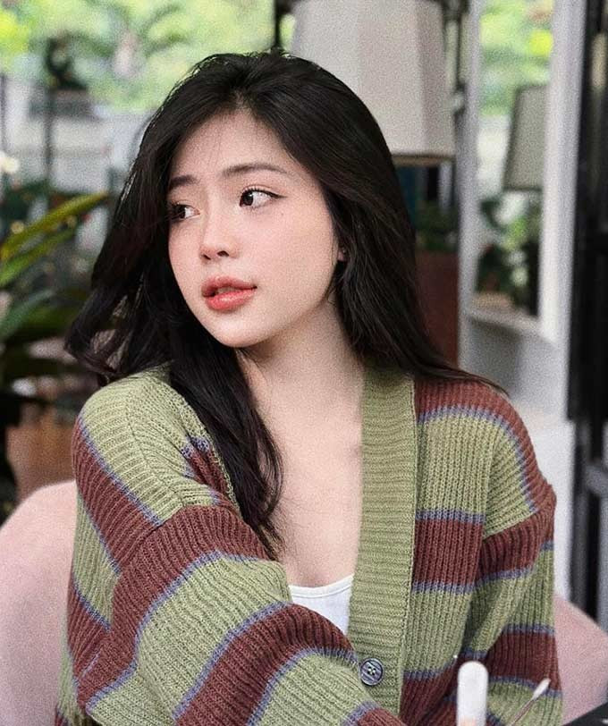 Bên cạnh đó, cô cũng sở hữu "Visual" làm Quốc Việt say đắm.